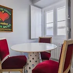 Stylish 1bdr In Bairro Alto By Lovelystay Апартаменти