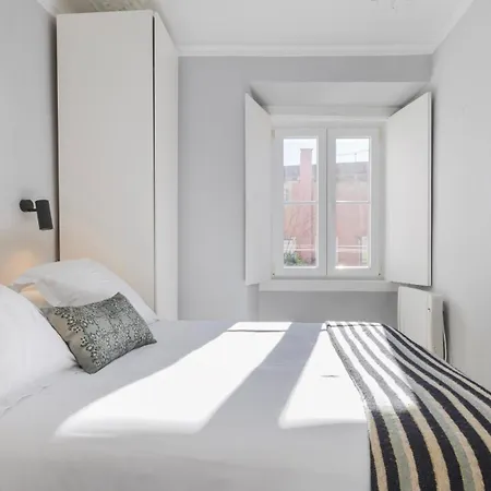 Апартаменти Stylish 1bdr In Bairro Alto By Lovelystay Лісабон